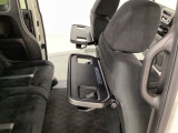運転席・助手席の背もたれには、2列目シート用にカップホルダー付きの「格納式のシートバックテーブル」を装備しています。休憩時のちょっとした時間などカップを置いたり、小物置きに使えて便利です。