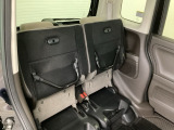 リアシート座面を持ち上げると、背の高い荷物を積むのに便利なトールモードに変身します!多彩なシートアレンジで使い勝手良好!