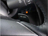 【パドルシフト】ハンドルから手を離さずに素早くシフトアップ&ダウンができるので、エンジンブレーキを使う下り坂や高速道路の合流で加速したい場面で役立ちます。
