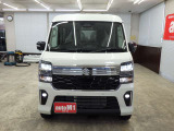 当店では専任のメカニックが大切なお客様のお車を一台一台丁寧に整備いたします。自社認証工場にてリフトアップし下回りまでキッチリ検査いたします。