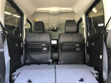 シートを倒すと広いスペース!使い勝手の良いお車です☆