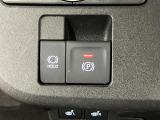 【電動パーキングブレーキ+オートブレーキホールド機能】 指先だけで簡単に操作が可能なパーキングブレーキ、スイッチを押すとブレーキペダルから足を離してもブレーキを保持できるオートブレーキホールド搭載。