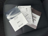 メンテナンスノート、取扱説明書です。 その車の整備記録が事細やかに記録されています。 車が生まれてから今までどのような道を歩んできたのか判るとても重要な物ですよ。