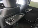 ◆シートバックテーブル◆フロントシートの背面に後席用のテーブルがついています。小物が置けて!カップホルダーもあります、ドライブ中や休憩時にも便利なテーブルです。