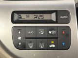 【オートエアコン】一度お好みの温度に設定すれば、車内の温度を検知し風量や温度を自動で調整。暑い&hellip;寒い&hellip;と何度もスイッチ操作をする必要はありません。快適な車内空間には必須の機能ですね♪