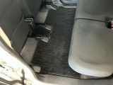 しっかりと汚れ、砂ぼこりを落とし足元まで清潔な車内空間を作り上げております♪