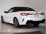 BMWのテールランプはプレスラインへと続く形状のため、統一感のある綺麗なラインを演出しております。
