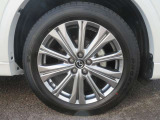 タイヤサイズは225/55R1999Vです。19インチの純正アルミ黒ホイールとなっています。