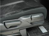 ◆シートハイトアジャスター◆運転席を上下に高さ調節ができます!運転ポジションを体格に合わせてシート調整できます。