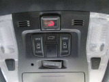 運転席・助手席両側で使いやすい、オーバーヘッドの両側パワースライドドア操作スイッチです。