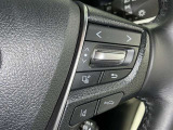 ステアリングスイッチ付き。前方から目を離すことなく操作することが可能です。
