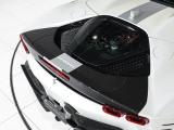 ガラス製のエンジンカバー越しにV8ツインターボエンジンを眺めることができ、スパイダーモデルならではの美しいリアビューを形成しています。
