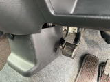 パーキングブレーキは、足踏み式のサイドブレーキです。