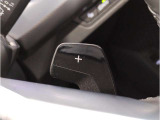 【ルームミラー一体型ETC車載器】ルームミラーの裏側に目立たない様に配置されたETCカード挿入口。スタイリッシュ且つ機能的なものとなっております。
