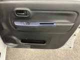 【運転席ドア】収納ポケットがあります。