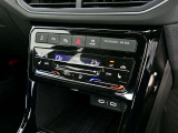 2ゾーンフルオートエアコンです。運転席、助手席各々の温度設定が可能です。
