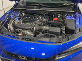 コンパクトなエンジンルームで、室内空間を確保しています。ホンダのMM思想(マンマキシマム・メカミニマム)は今でも受け継がれています。