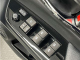 全席に電動パワーウインドウを装備。乗員それぞれが快適に操作できます。