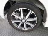 かっこいいホイールですね。 車のイメージを大きく左右するホイール部分はコダワリを持ちたいですね。
