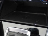 【ワイヤレス充電】ワイヤレス充電Qi規格に対応したスマートフォンなどの携帯機器を充電できます。