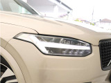 ひときわ印象的なT字型のLEDヘッドライトは、新世代のボルボを象徴するユニークなアイコンとなっています。LEDデイタイム・ランニング・ライトやポジションライト、ウインカーの役割も果たします。