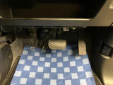 【ペダル類】操作性を考慮したペダル配置となっております。
