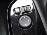 【電動格納ドアミラー】狭い駐車場で便利な電動格納ドアミラーが付いています。