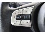 ハンドル左部分でオーディオ操作が可能。そのため、運転中でも目線をずらさずに安全運転♪また、メーターの表示切替もダイヤル式でお好みに合わせられます。