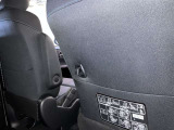 運転席シート背面にお買い物フックが付いています。