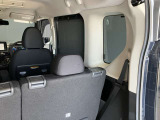 ロール式シェードが出てきます!車内の温度を安定して保てます♪強い日差しもシャツトダウンしてくれます☆