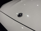 メルセデス・ベンツあざみ野店は、屋内展示場がございますので、雨の日もゆっくりと実車をご覧いただけます。駅から徒歩3分の立地です。