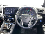 運転席まわりです。 各操作スイッチは使いやすい位置に配置されてます。