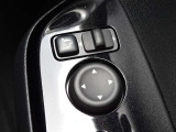 【電動格納ドアミラー】狭い駐車場で便利な電動格納ドアミラーが付いています。