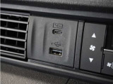 ◆USB接続端子◆スマホやiPodなどを接続して、いつもの音楽を車内でもお楽しみいただけます♪