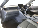 高いホールド性で運転姿勢が安定します。長距離ドライブでも疲れにくいのが魅力です。快適なドライビングライフをお送りください♪