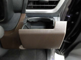 運転席ドリンクホルダーで室内スッキリ♪