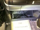 【グローブボックス】助手席の前にあるグローブボックスです。小物の収納に便利です。