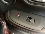 リアドアのパワーウインドウスイッチの近くにリア席用のシートヒータースイッチがついています。冬場の寒い時など、フロントシートだけでなくリアシートでも快適に過ごせます。