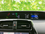 走行に必要な情報を一目で確認できる、見やすいメーターです。シンプルで分かりやすいデザインで、運転に集中できます。
