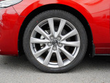 18インチ純正アルミホイールを装備。タイヤサイズは215/45R18となります。