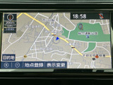 道路や周辺施設を地図上で確認でき、目的地の設定や表示変更にも対応しています。現在地を見ながら経路を確認できるため、初めての道でも心強い装備です。