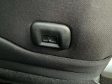 USBポートを後席に装備。スマホやタブレットのデバッテリーを気にせず使えます。