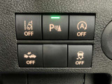 【運転席インパネスイッチ】安全装置関係のスイッチも操作しやすい位置に配置されています。