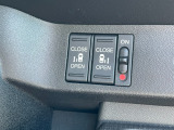 【両側パワースライドドア】両側がパワースライドドアになっており、運転席のスイッチやスマートキーでも開閉が可能。お子様やご年配の方でも乗り降りが楽になり介助等でも重宝します。