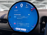 デジタルスピードメーター、航空機のコックピット操作箇所と同じ配色で目が疲れにくいように設計されてます。