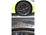 Version ST標準のレイズ製19インチアルミホイールに、フロント255/40R19、リヤ275/35R19タイヤを装着しております。