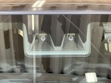 クリーナーを施工箇所全体に噴霧を行い、汚れ箇所を中心にブラッシングします。その後、専用の機械を使い、リンサーまたはスチーム洗浄で汚れを落としております。