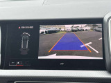 ●バックカメラ『駐車や後方の視界をサポートするための重要な機能です。多くのモデルに標準装備またはオプションとして搭載、リアバンパーに取り付けられたカメラが後方の映像を車内のディスプレイに表示します』