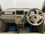 【インテリア正面】視界が広く見渡しやすく手の届く範囲にスイッチもデザインされており、とっても使いやすいです。ぜひ店頭でご覧ください。
