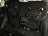 リアシート座面を持ち上げると、背の高い荷物を積むのに便利なトールモードに変身します!多彩なシートアレンジで使い勝手良好!